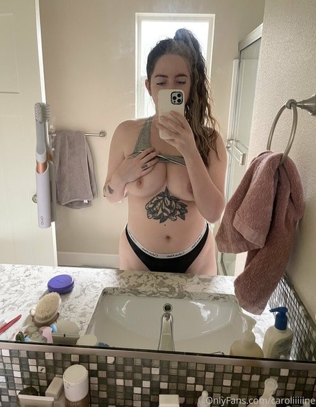 caroliiiiine model sexy pics