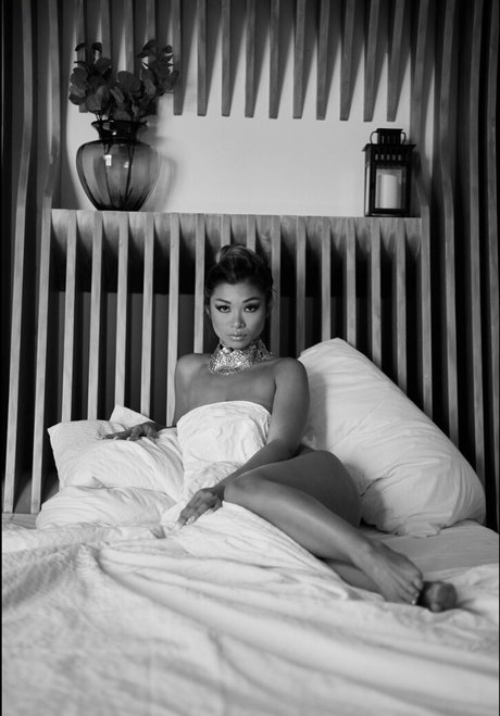 Naomi Black hot actress images