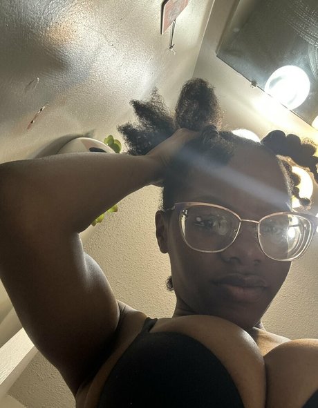 _kimaybe star exclusive picture