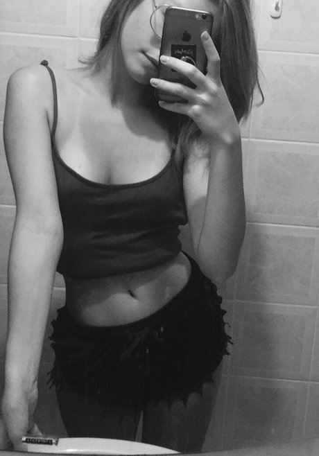 gbrllareis nude model pics