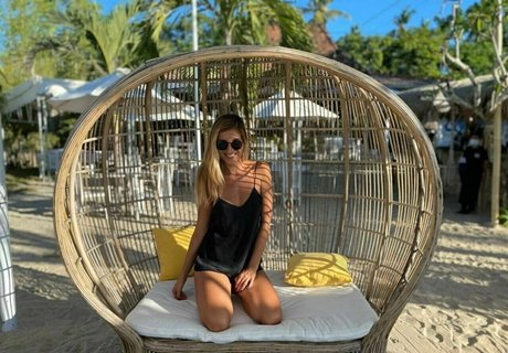 yanaviolet pornstar naked image