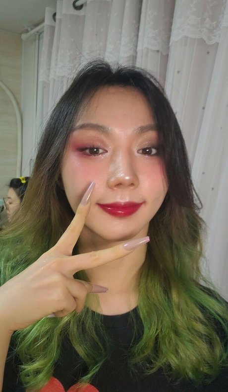 Bubbly live art model pictures