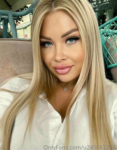 Nikki Cox art model picture