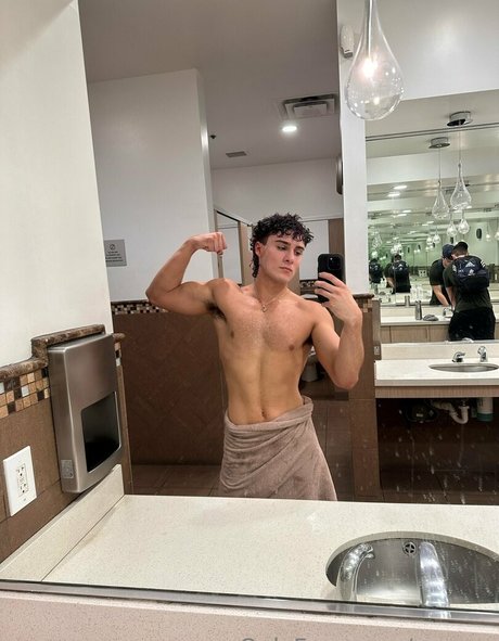 gayvro model nudes pic