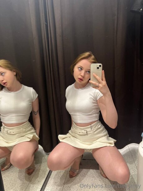 Tiny Kinyy art actress pics