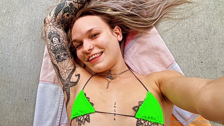 Littlelyssy pornstar photo