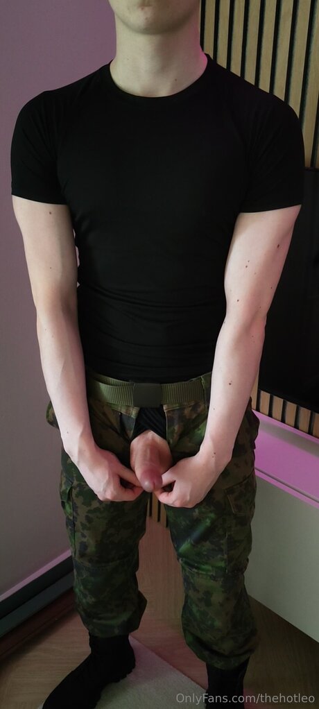 Thehotleo art star img