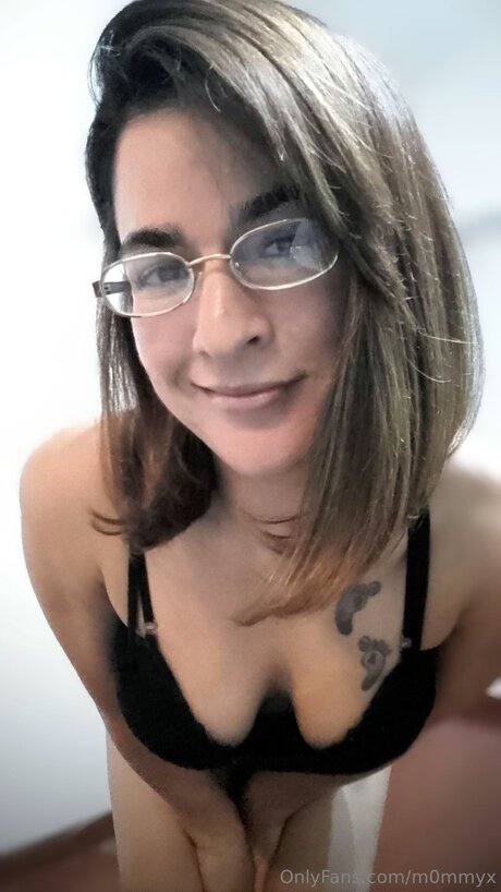 M0mmyx model free picture