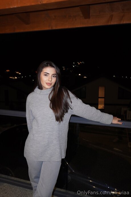 Oli Viaa model nude picture