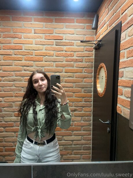 Luulu Sweety model naked photos