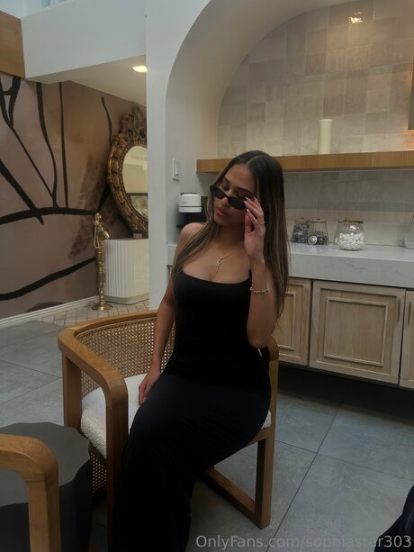 Sophiastar303 model top pic