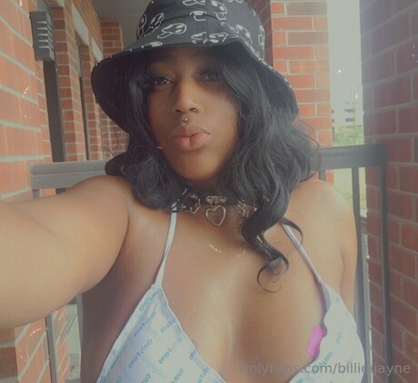 U225375949 pretty model img