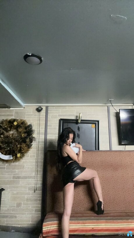 Sassylittleleo nudes model image