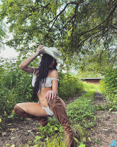 Sassylittleleo exclusive pornstar img