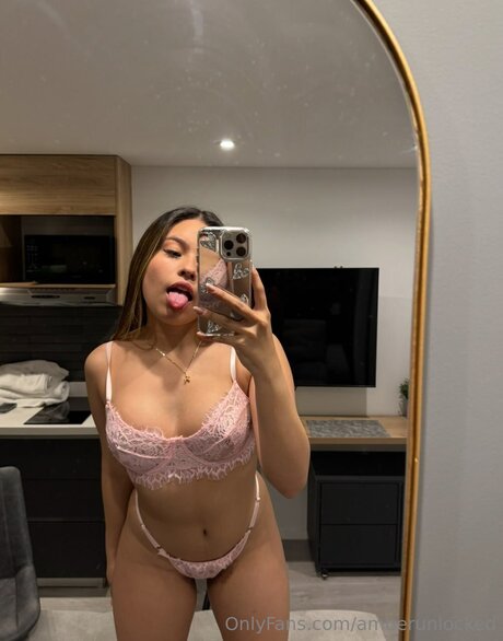 Amberunlocked nude actress photos