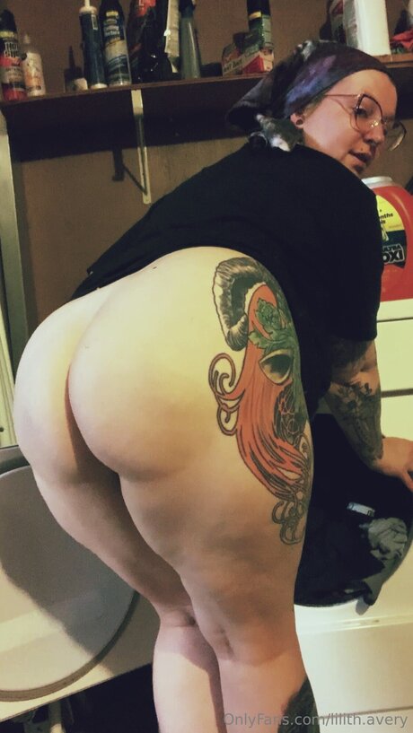 Lilith Avery model beautiful img