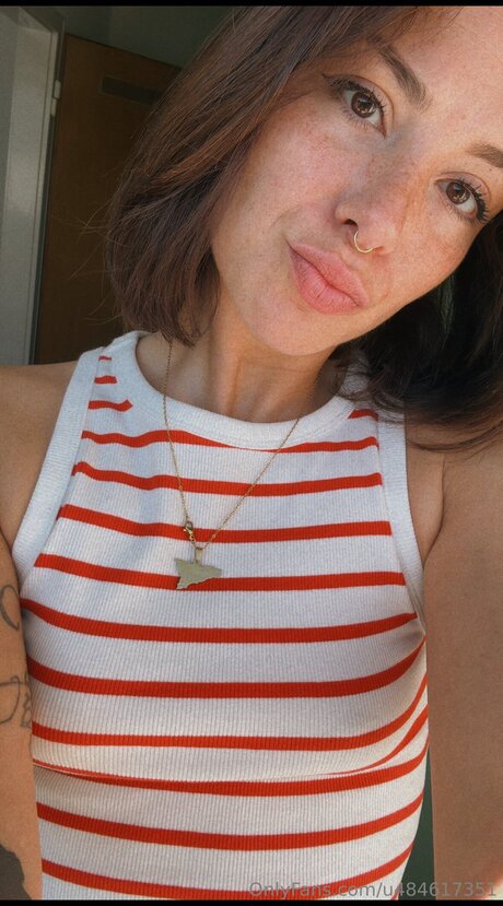 Amelialatorree model xxx photo