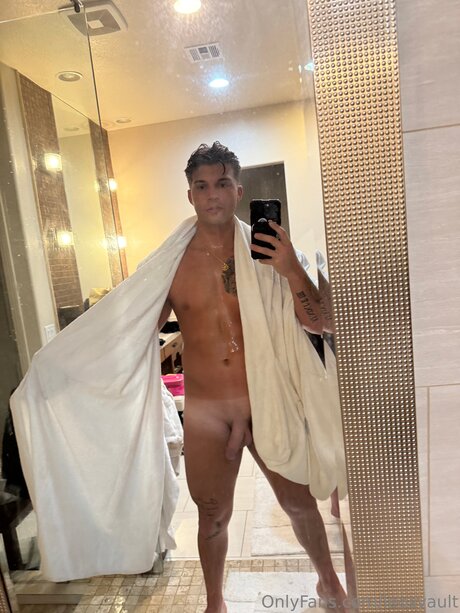 Leosvault star nude pic