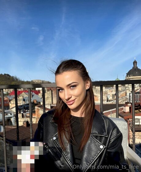 Mia Ts Free hot actress pic