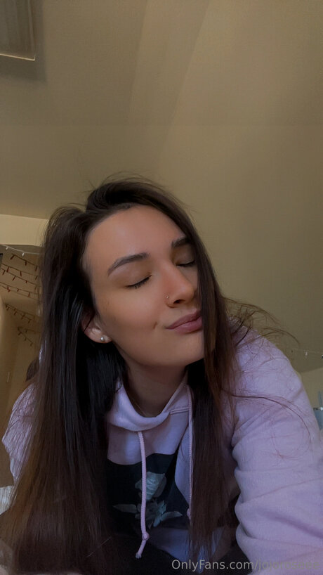 Jojoroseee adult model photo