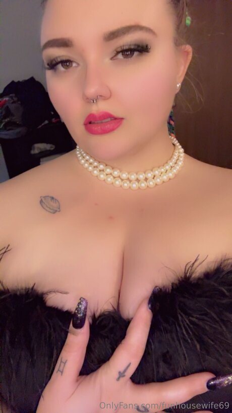 Funhousewife69 hot actress image