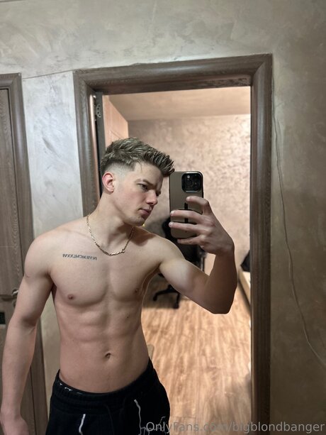 Bigblondbanger model nude image