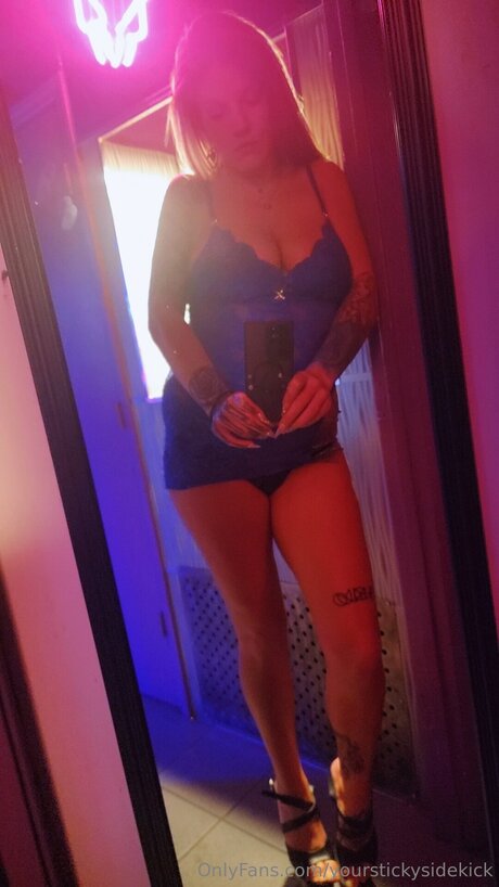 Yourstickysidekick model pretty pic