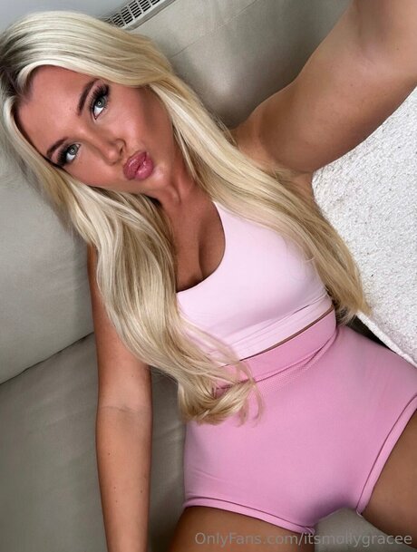 Itsmollygracee model porn pic