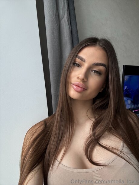 Amelia Lovis model pretty picture