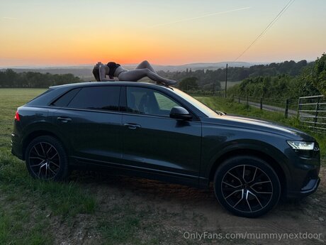 Mummynextdoor model hot photos