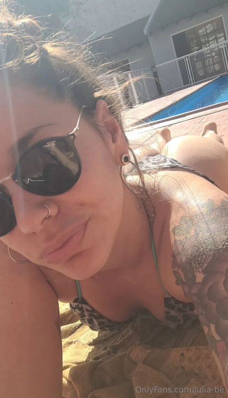 Julia Be model hot img