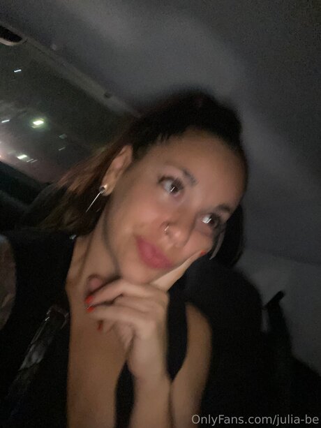 Julia Be erotic model img