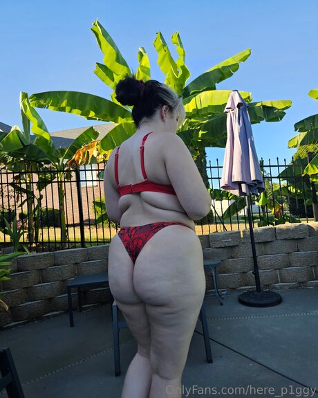 Here P1ggy nude pornstar archive