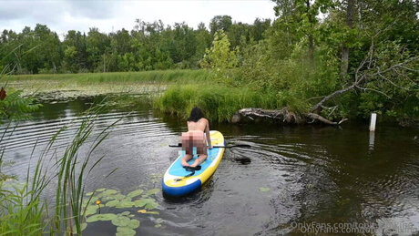 Toplesshiking hot model pictures