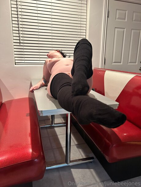 Juniebeejones star top photos