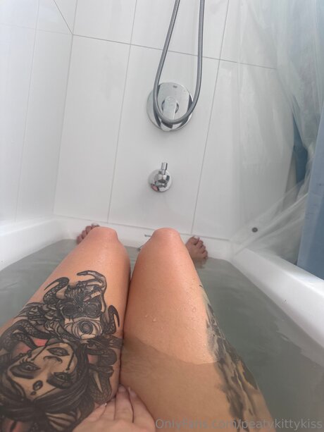 Peatykittykiss nude star photo