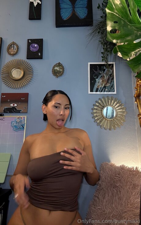 Bustynikki model art gallery