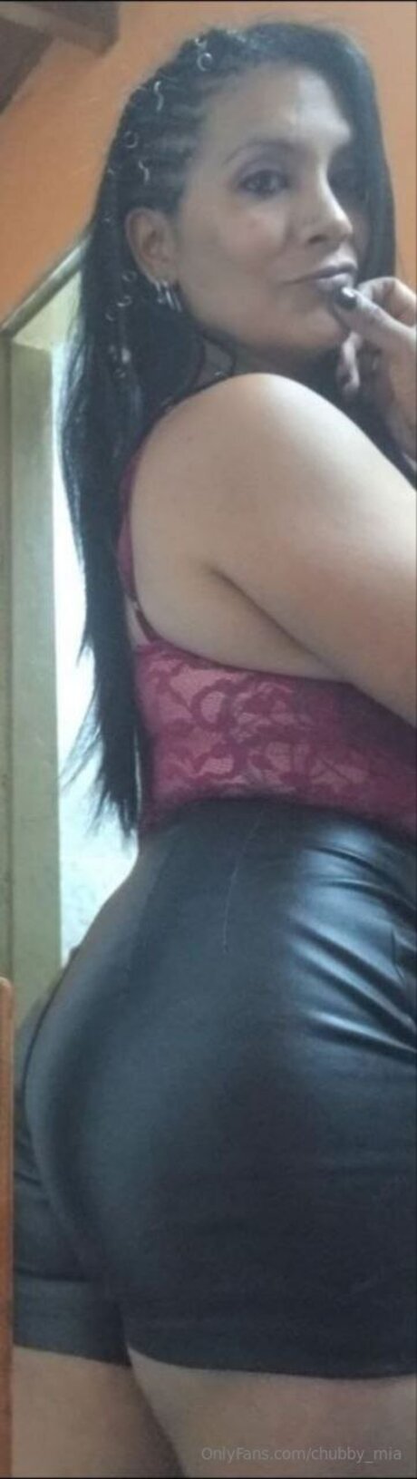 Chubby Mia model erotic image