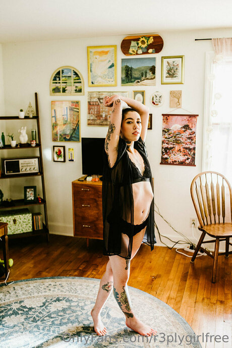 R3plygirlfree free model picture