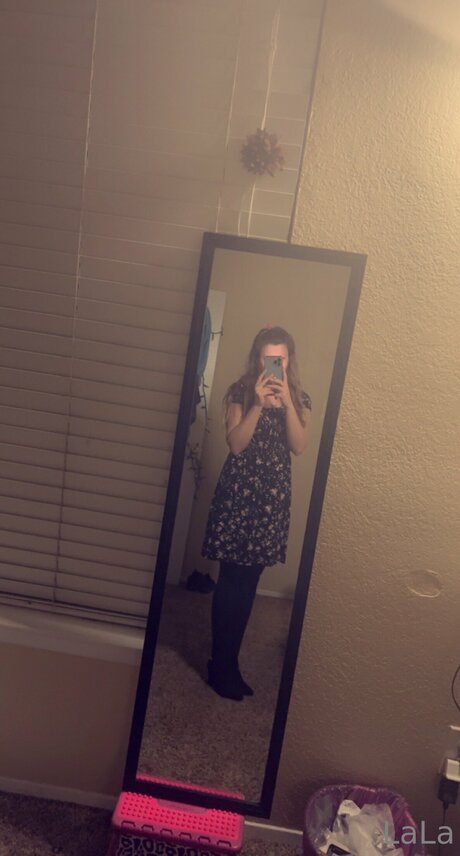 Goldengurl999 erotic actress pic