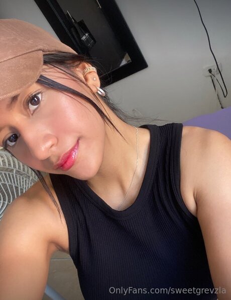 Sweetgrevzla naked model picture