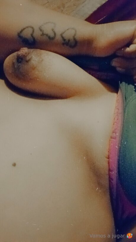 U321888803 naked model image