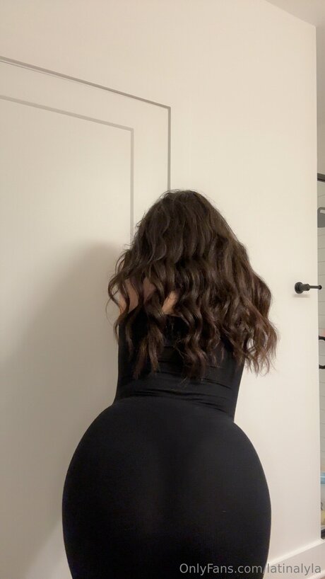 Latinalyla model top pic