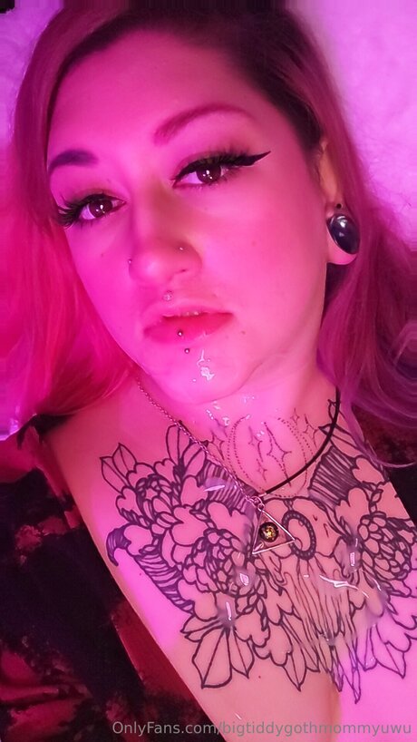 Bigtiddygothmommyuwu nice pornstar photo