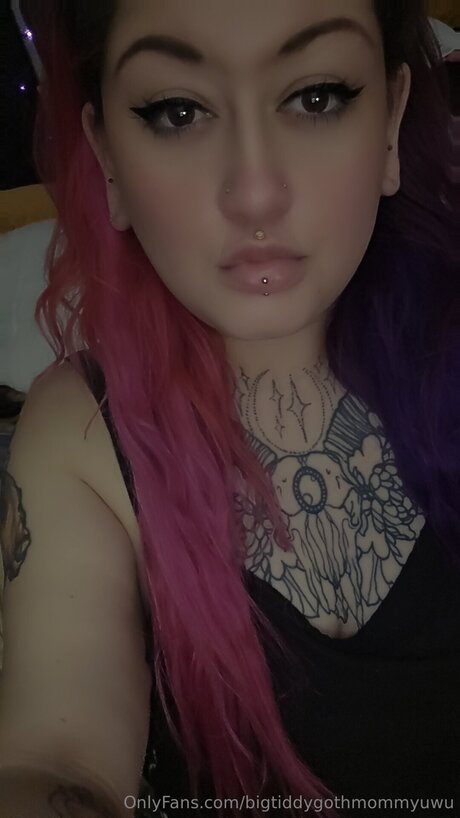Bigtiddygothmommyuwu naked pornstar archive