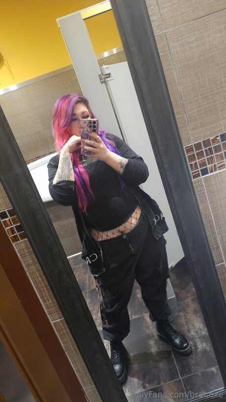 Bigtiddygothmommyuwu exclusive pornstar pic