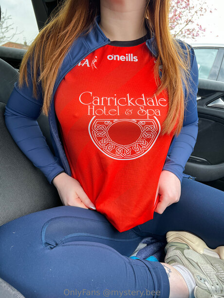 Mystery Bee star porn photo