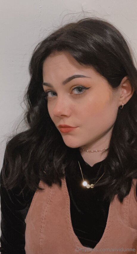 Vividunne model sexy image