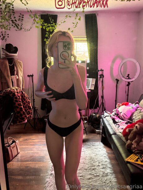 Sweetsangriaa porn model picture