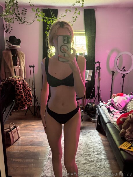 Sweetsangriaa pretty model pic